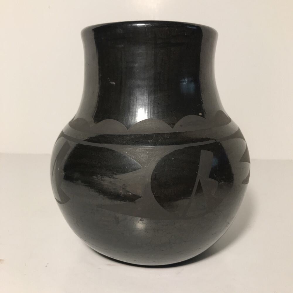 SANTA CLARA PUEBLO BLACK On Black POTTERY Flora Naranjo Southwestern Native